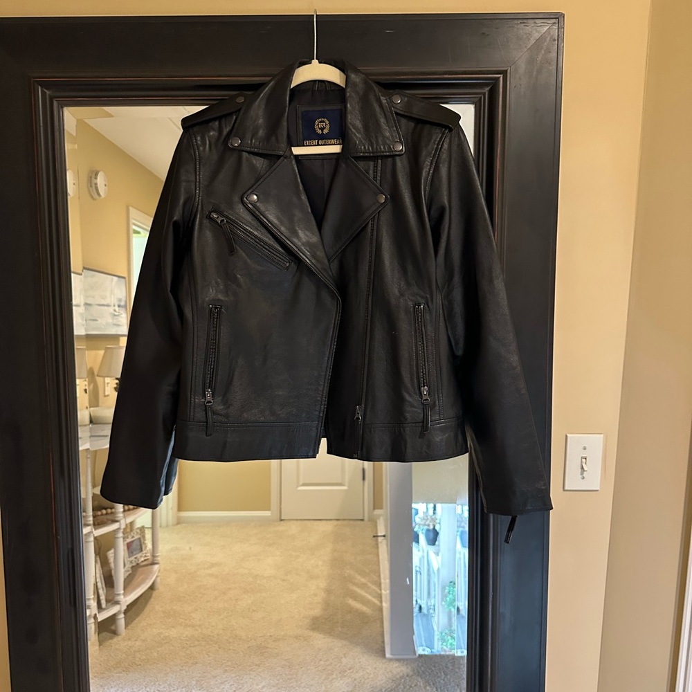 Elegant Black Leather Women's Jacket